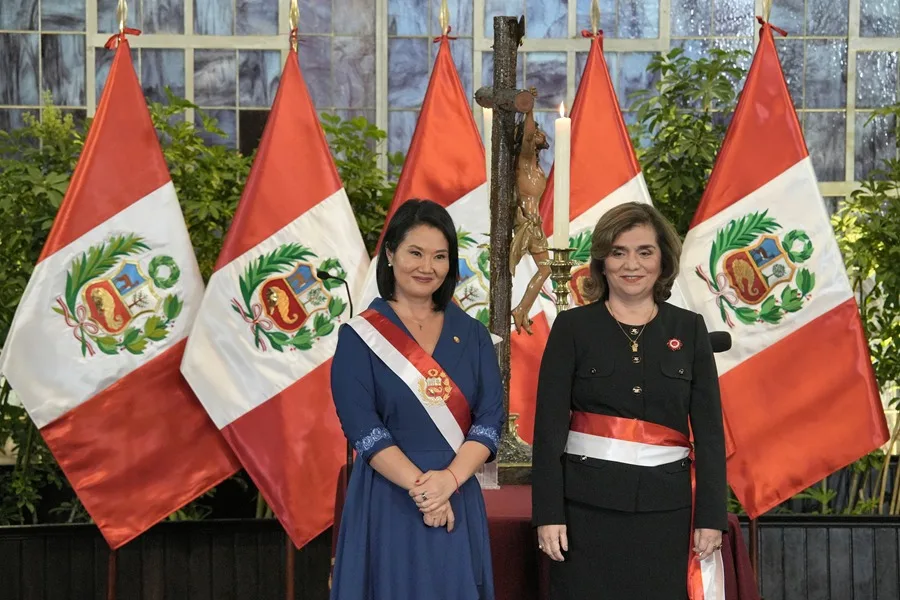 personas dos mujeres banderas perú
