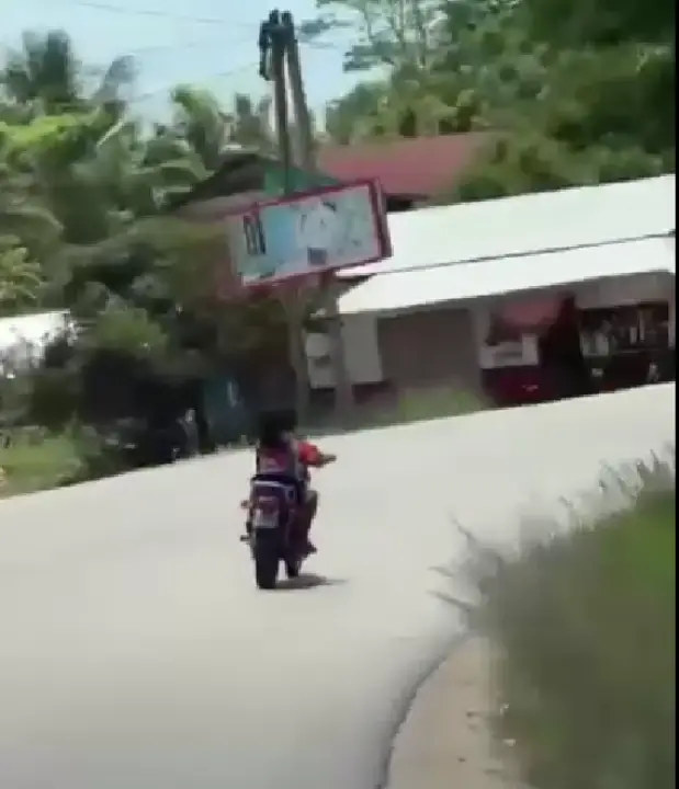 niños manejando motocicleta