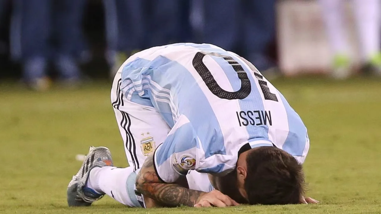 Lionel Messi en el césped del Metlife Stadium tras perder la Copa América 2016 ante Chile.