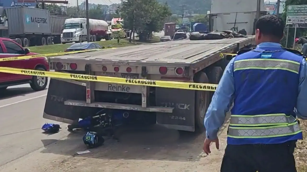 Motociclista muere tras impactar en rastra