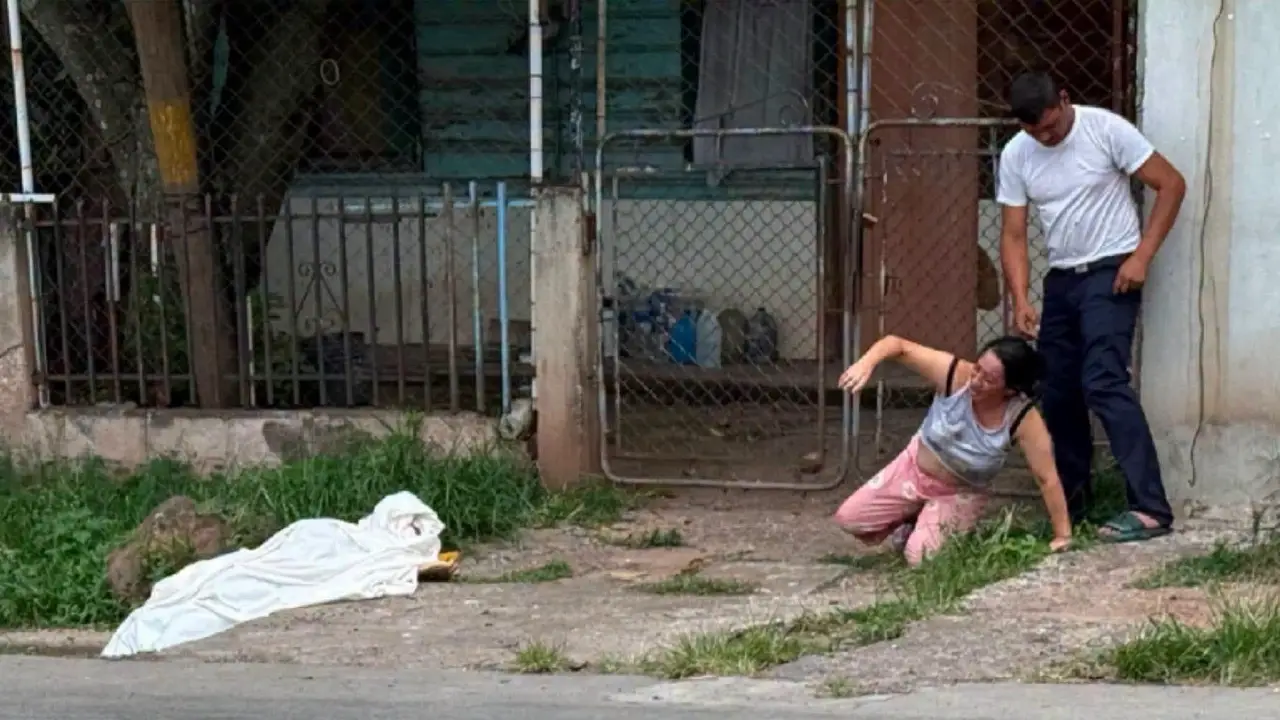 Familiares en el lugar donde fue asesinado el joven Daniel Cruz de 25 años.