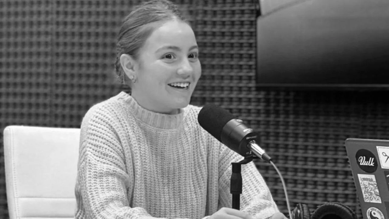 Fotografía de Anita Peralta en blanco y negro.