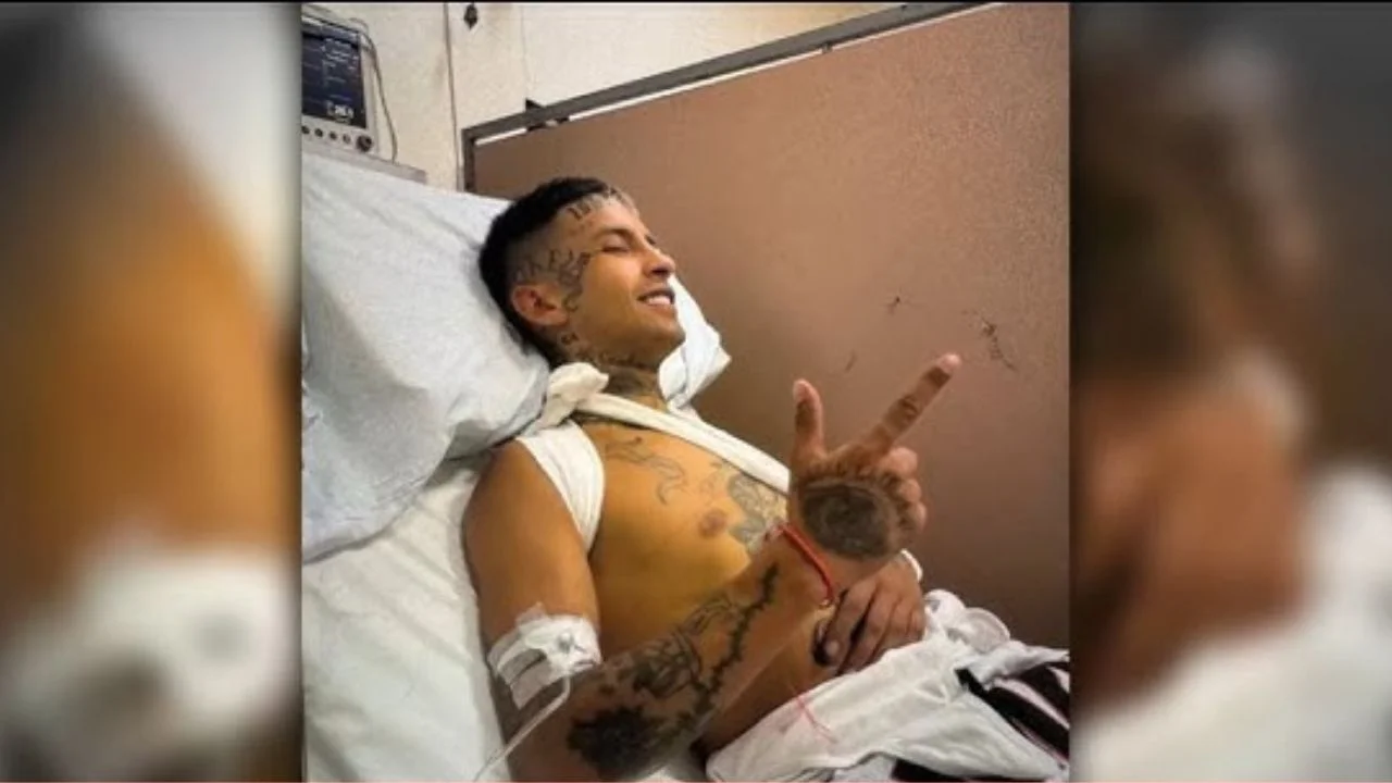 L-Gante recibiendo asistencia médica en un centro hospitalario tras fracturarse la clavícula.