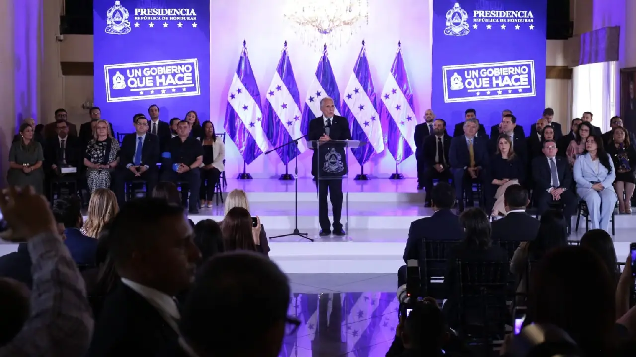 Nasry Asfura presentando el informe de seis meses de su gestión