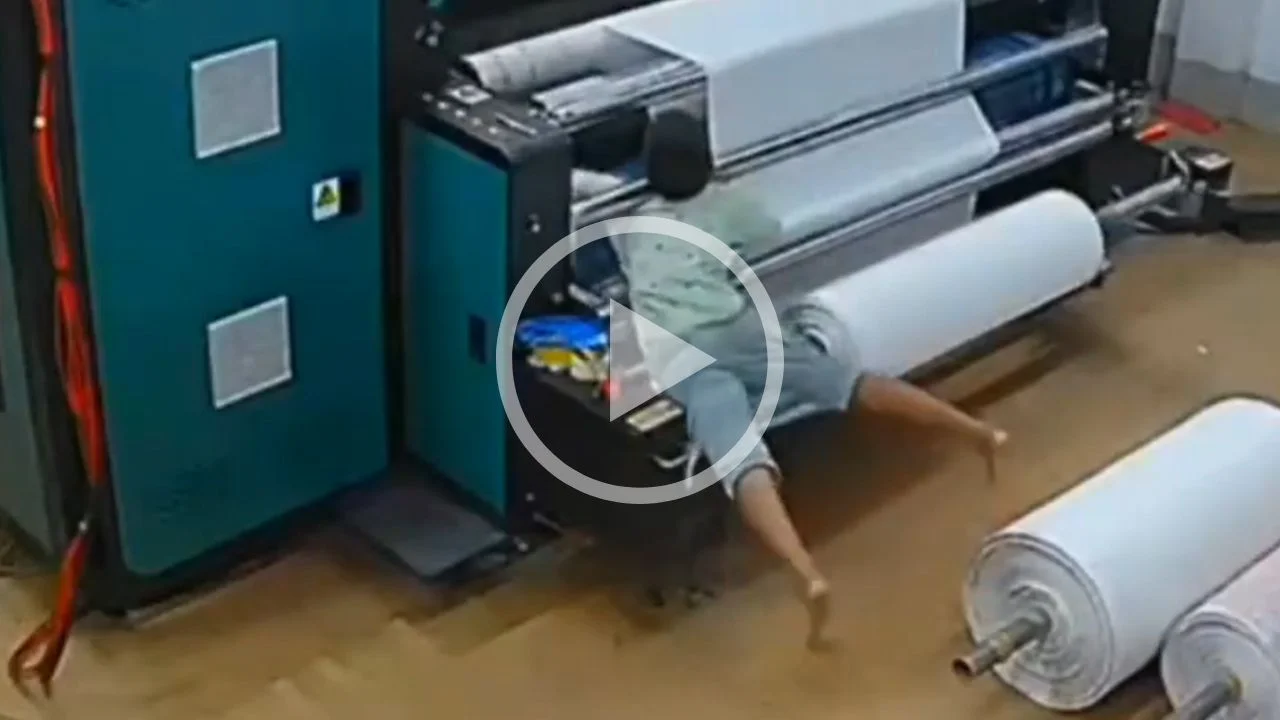 Video de niño atrapado en una máquina industrial de impresión en la India.