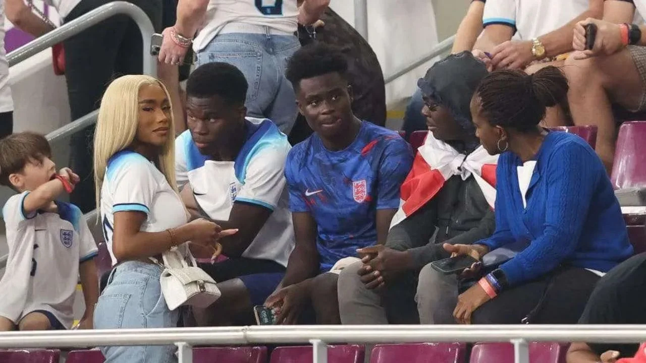 Bukayo Saka junto a otra parte de su familia.