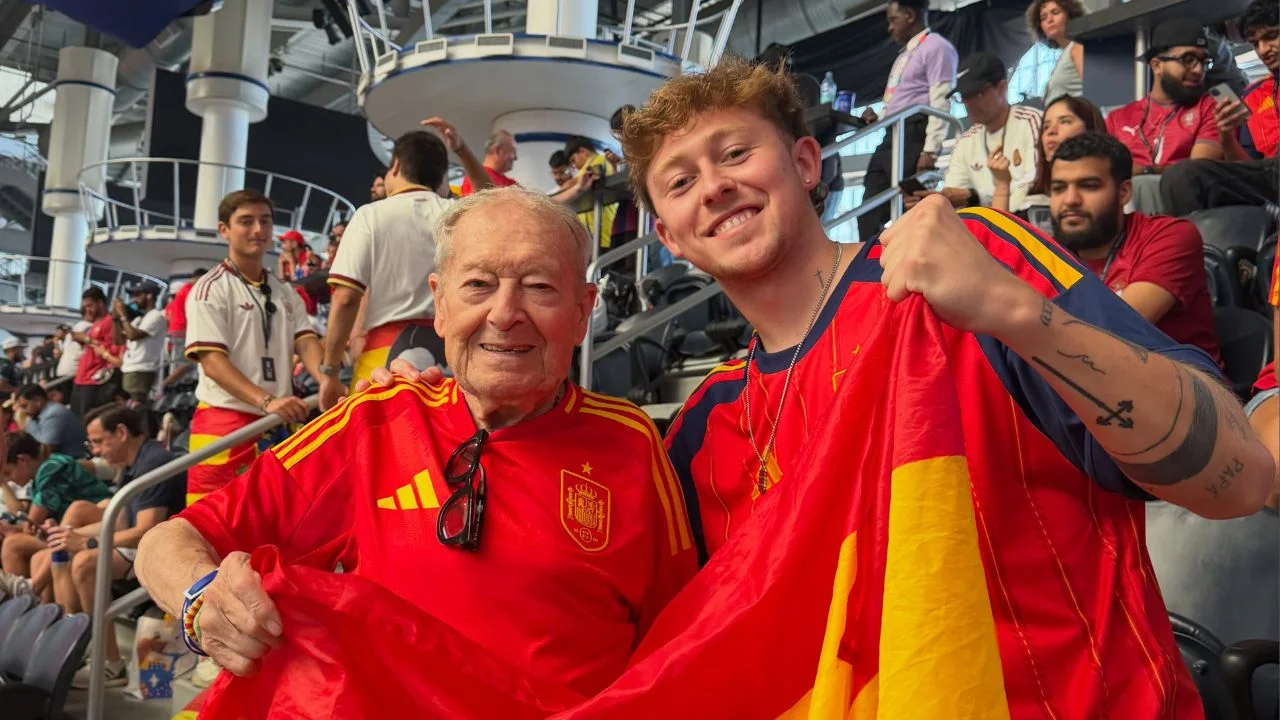 Juanki Municio junto a su abuelo Emilio.
