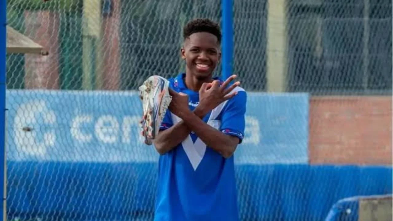 Stephen Kiki Ramos con el uniforme de Velez.