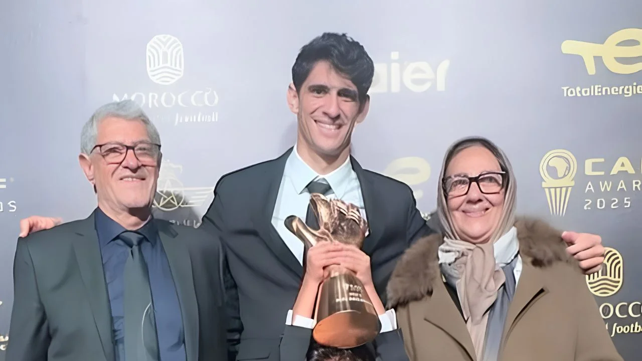 Yassine Bounou con su padre, Mehmed, y su madre, Maica.