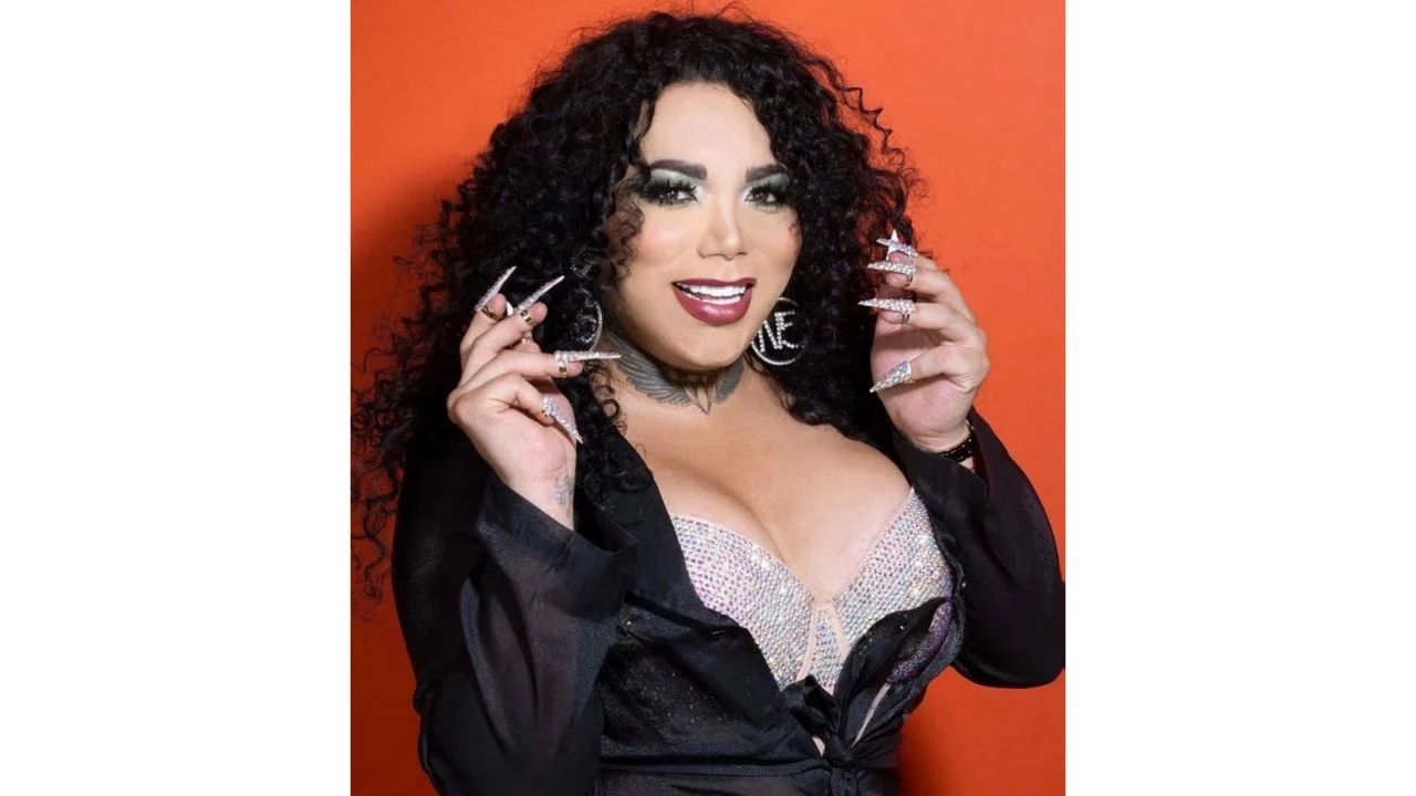 Suárez luce uñas grandes con un escote y su cabello suelto.
