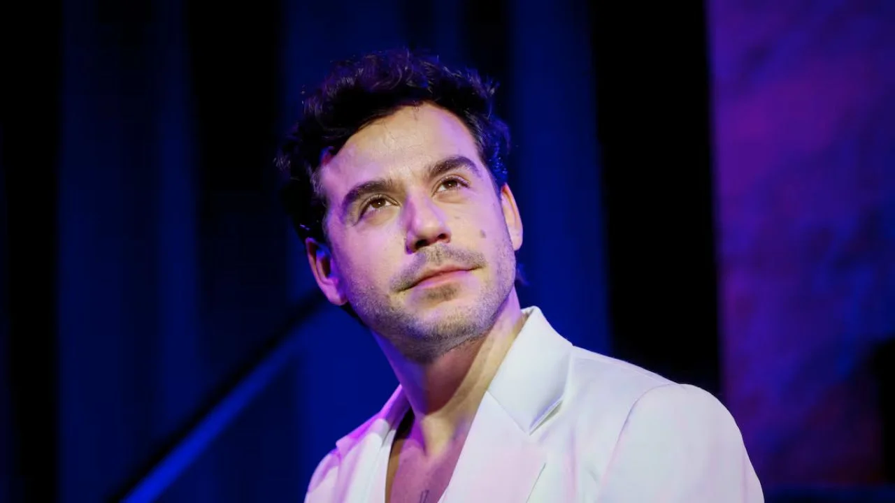 Fernando Dente vestido con un saco blanco.
