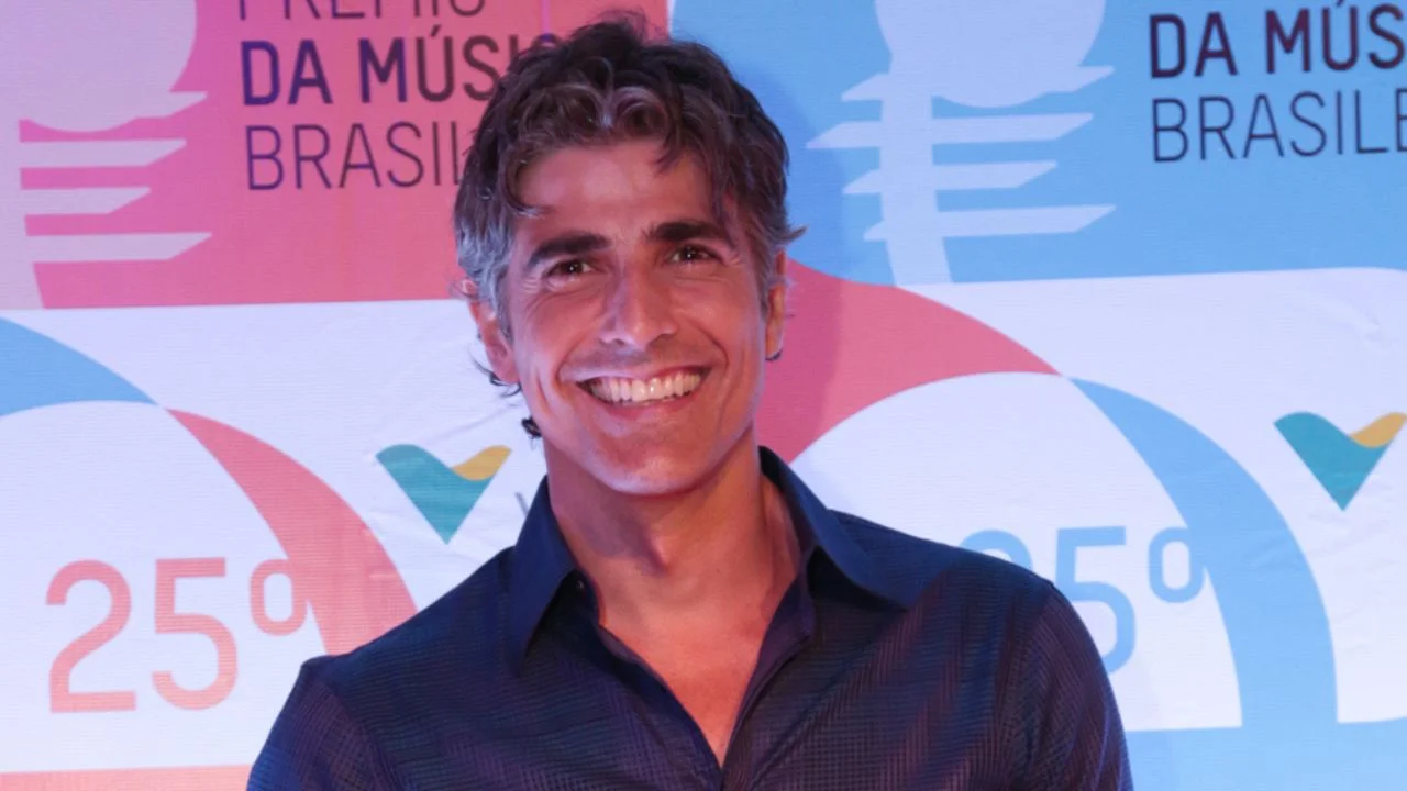 Reynaldo Gianecchini vestido con camisa de botones.