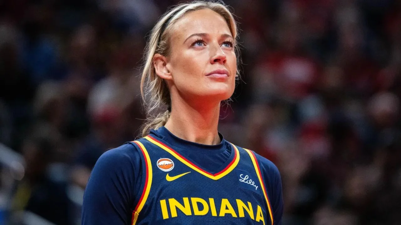 Sophie Cunningham con uniforme de de las Indiana Fever.