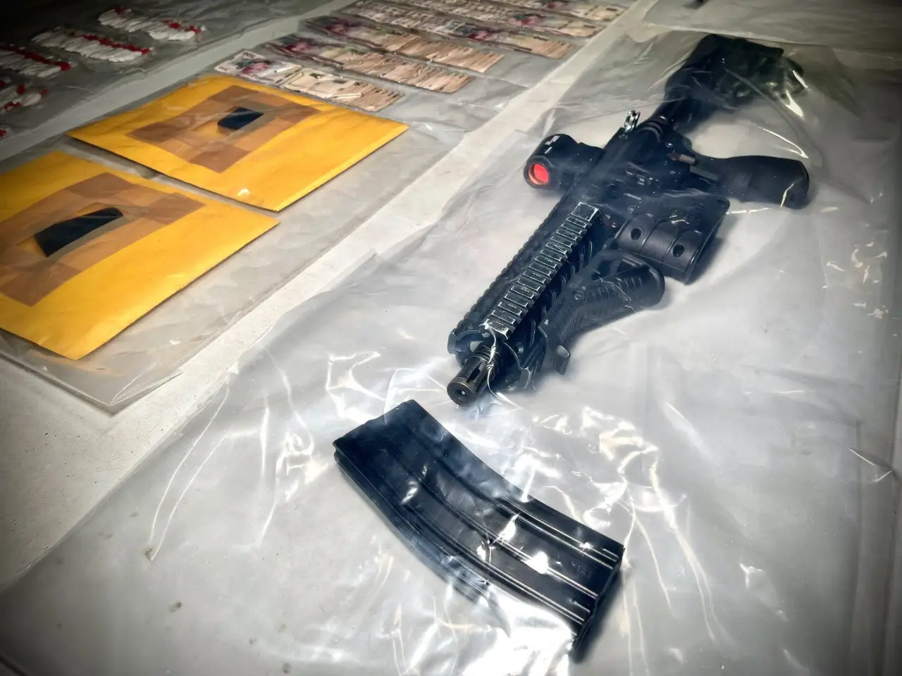 Arma decomisada a pareja
