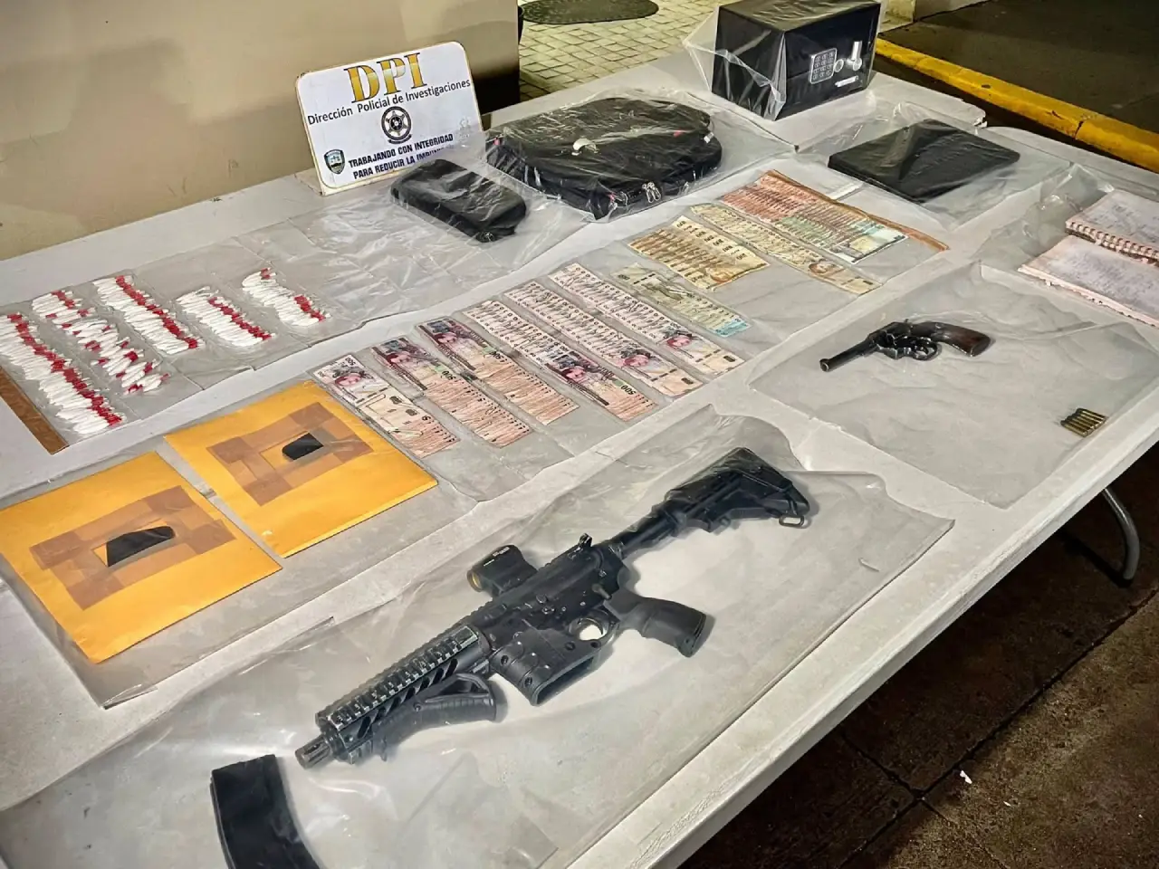 Drogas y armas decomisadas a pareja