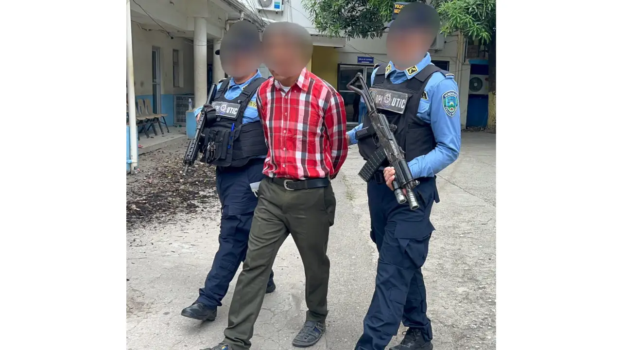 Pastor detenido por agentes de la Policía Nacional.
