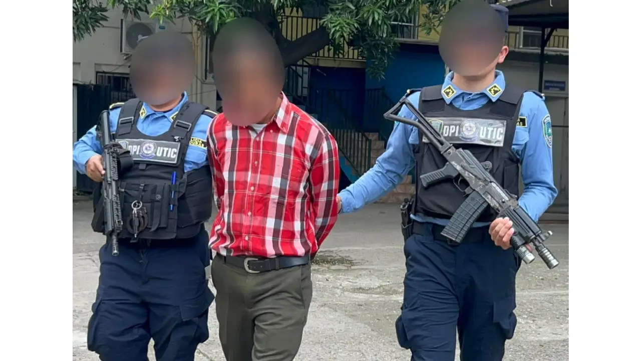 Pastor detenido por agentes de la Policía Nacional.