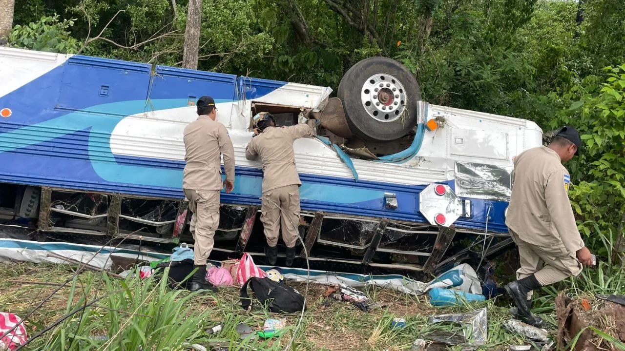 Identifican a fallecidos de accidente de bus en Yoro. Hay una niña entre las víctimas Imagen de Identifican a fallecidos de accidente de bus en Yoro. Hay una niña entre las víctimas