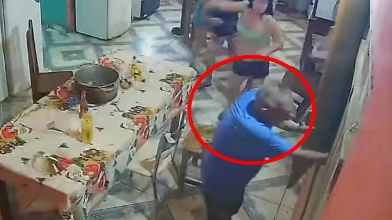 VIDEO: Adulto mayor dispara a delincuentes que querían asaltar a su familia Imagen de VIDEO: Adulto mayor dispara a delincuentes que querían asaltar a su familia