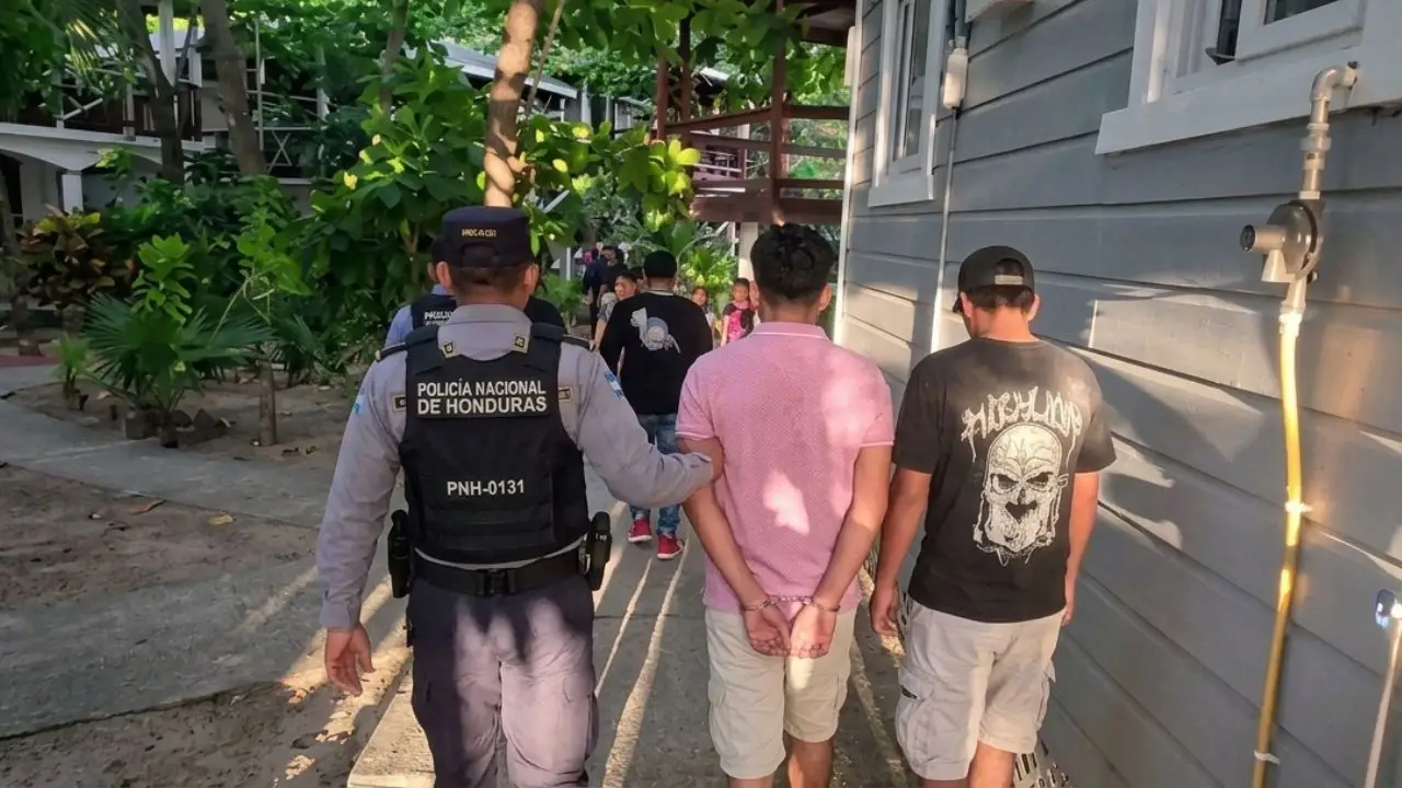 Prohibido fumar marihuana en vía pública en Roatán: si lo hallan va preso Imagen de Prohibido fumar marihuana en vía pública en Roatán: si lo hallan va preso