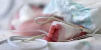 Imagen de Bebé grave por sospecha de sobada y purga; padres huyen del hospital