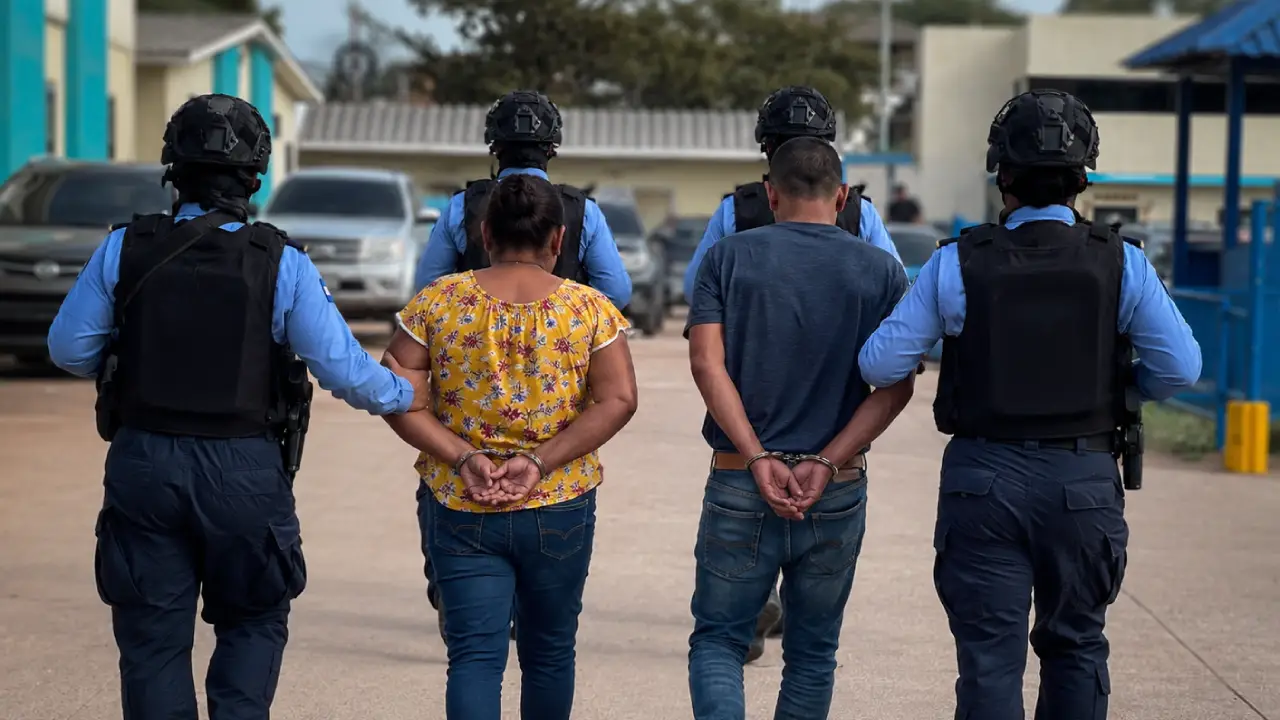Capturan a madre y padrastro acusados de explotar a niña durante cuatro años Imagen de Capturan a madre y padrastro acusados de explotar a niña durante cuatro años