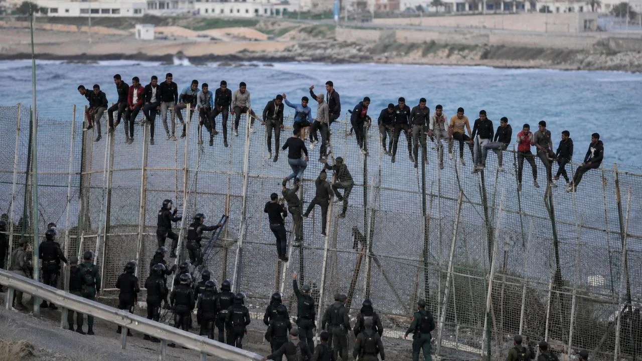 Ceuta, la crisis migratoria que no detiene la valla entre España y Marruecos Imagen de Ceuta, la crisis migratoria que no detiene la valla entre España y Marruecos