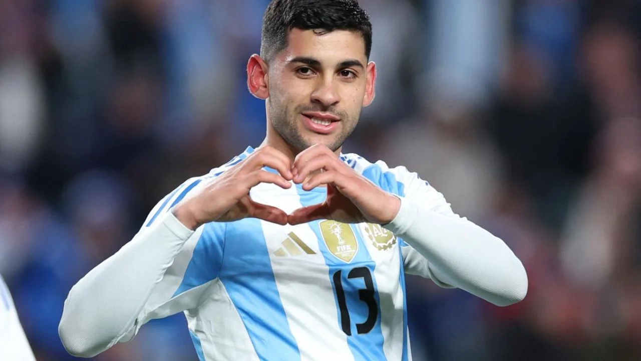 Cuti Romero agua bendita: el ritual del futbolista antes del partido del Mundial Imagen de Cuti Romero agua bendita: el ritual del futbolista antes del partido del Mundial