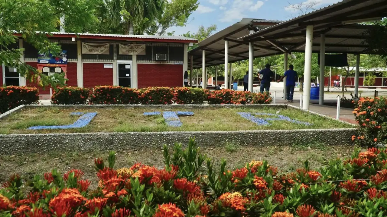 Imagen de Mientras daba clases detienen a maestro en el Instituto José Trinidad Reyes