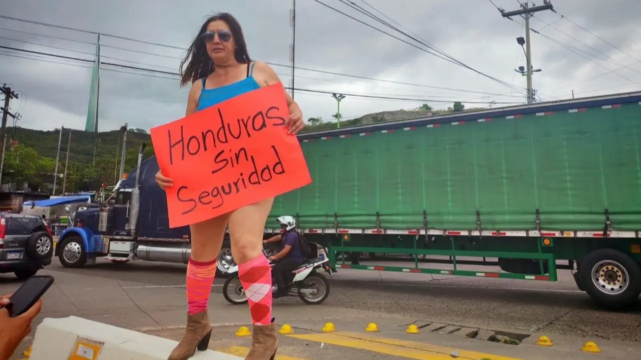 De nuevo en traje de baño: la protesta de la doctora que hizo voltear a todos Imagen de De nuevo en traje de baño: la protesta de la doctora que hizo voltear a todos