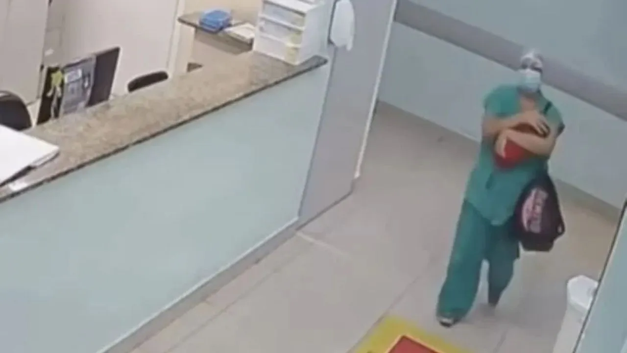 VIDEO: Enfermera intentó raptar a una recién nacida en una bolsa Imagen de VIDEO: Enfermera intentó raptar a una recién nacida en una bolsa