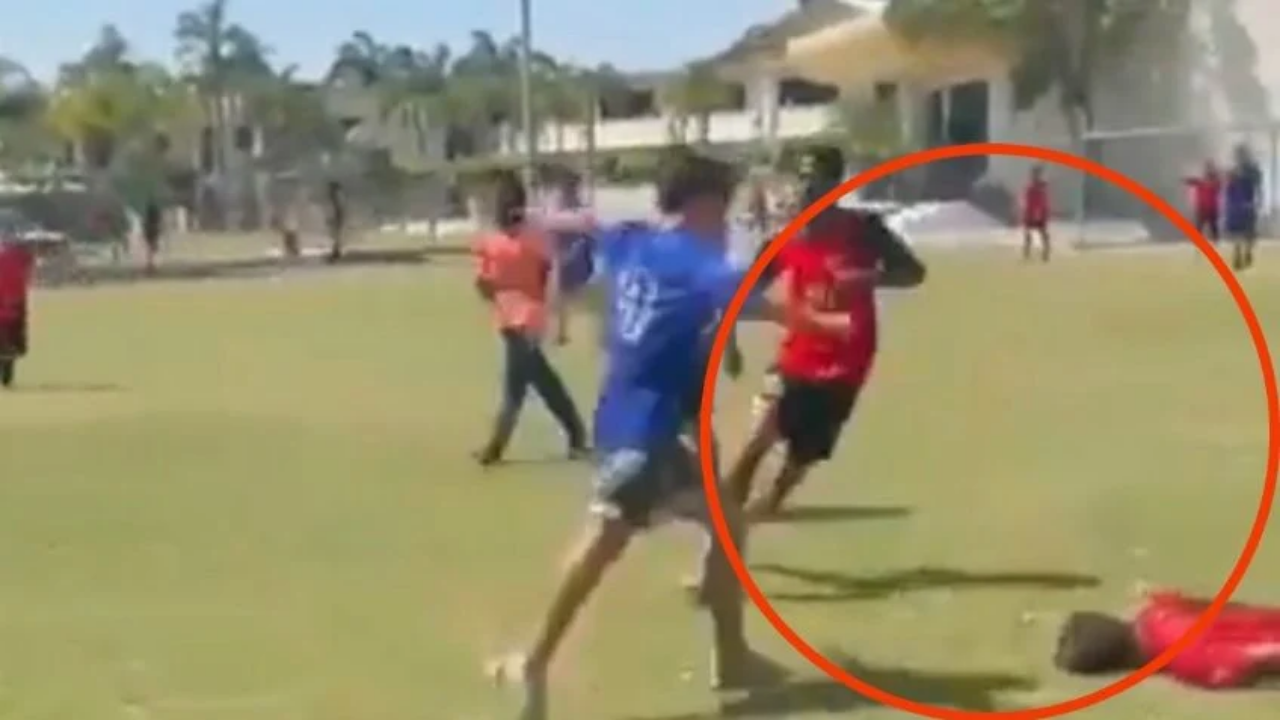 Captan a futbolista pateando en la cabeza a un rival durante un partido Imagen de Captan a futbolista pateando en la cabeza a un rival durante un partido