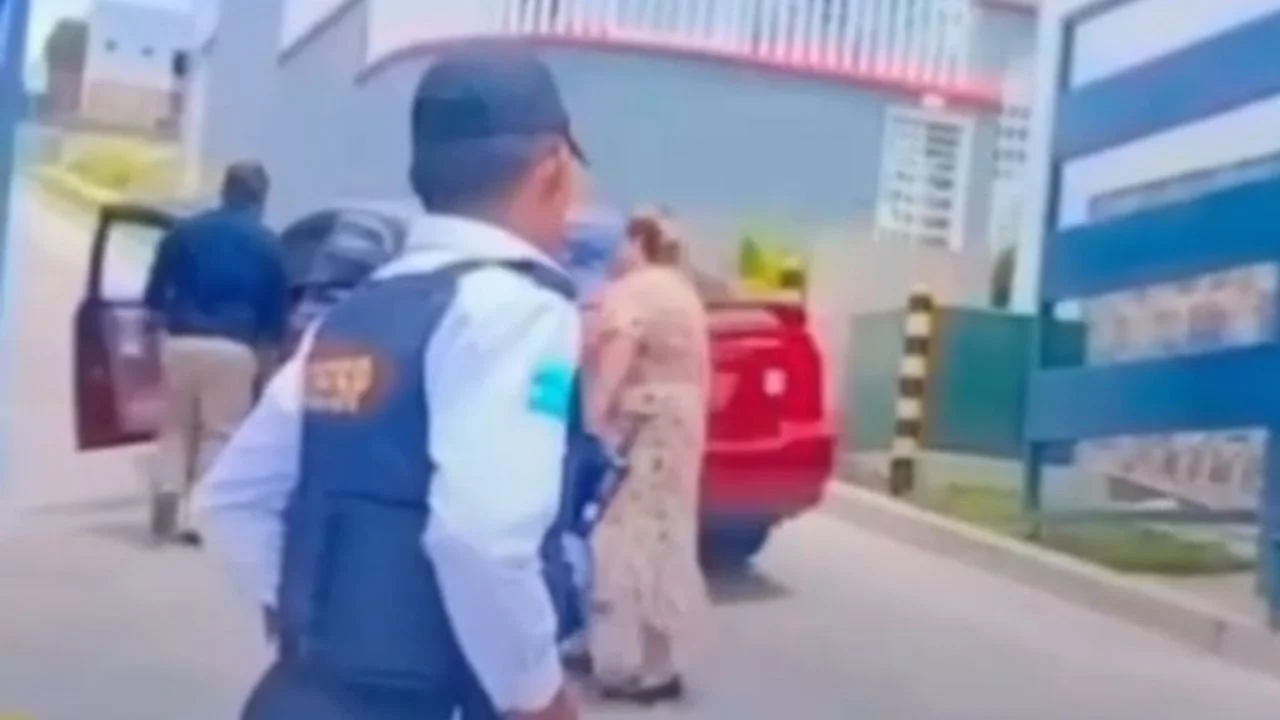Imagen de 'Por mí comen': mujer amenaza a guardias en residencial de Tegucigalpa