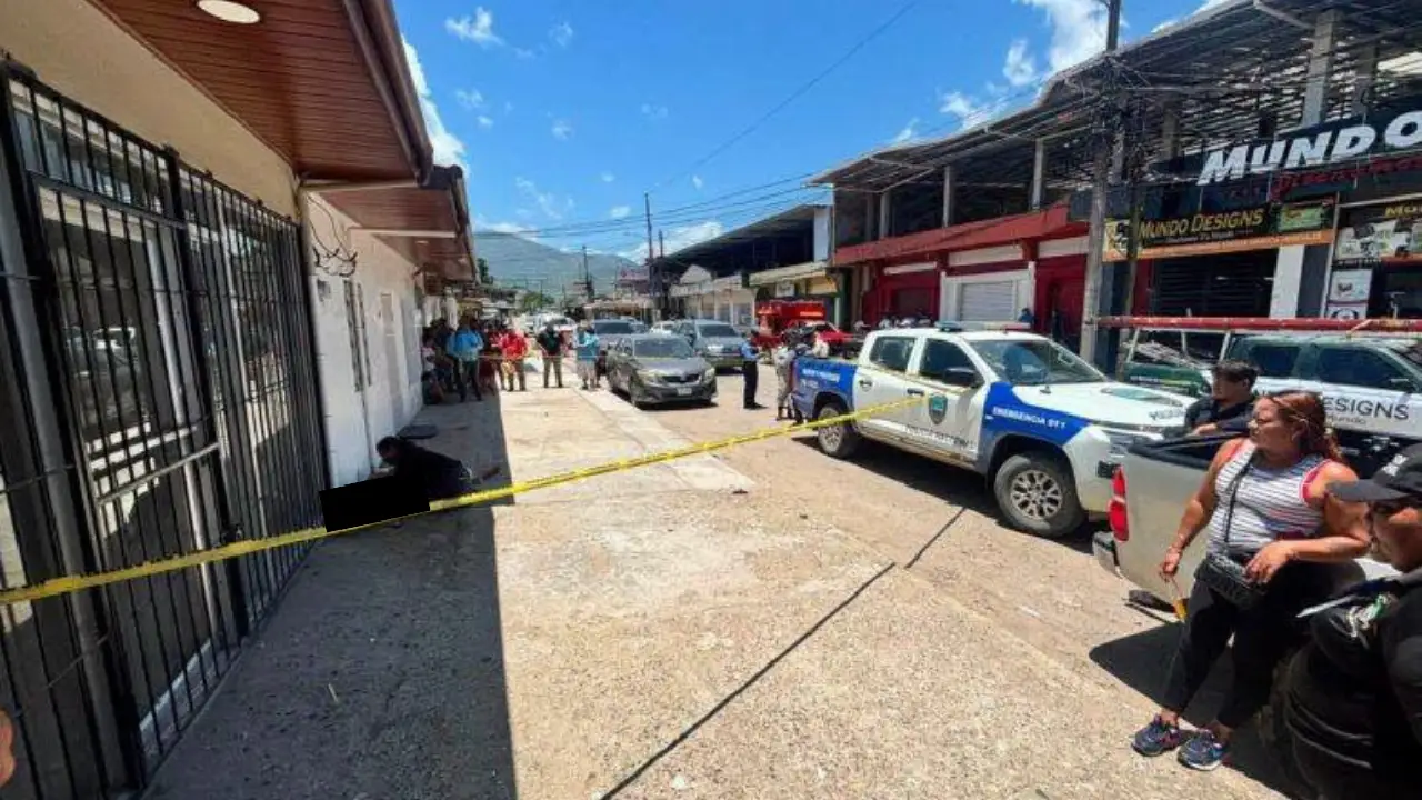 Imagen de Hija rompe en llanto sobre el cuerpo de su madre asesinada en Tocoa