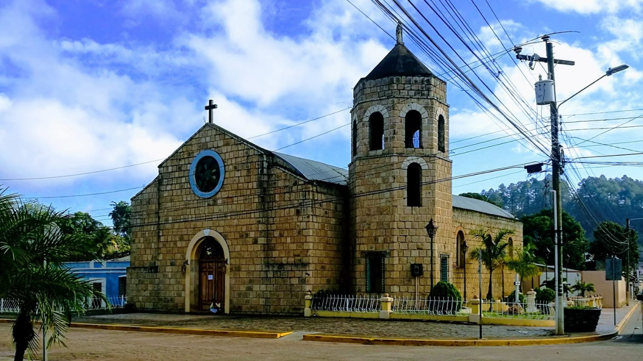 El misterio de la iglesia en Olancho que se vuelve dorada a esta hora Imagen de El misterio de la iglesia en Olancho que se vuelve dorada a esta hora