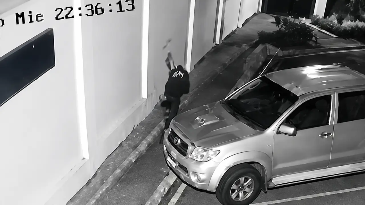 Video: Lanzan granadas contra casa de diputado mientras su familia estaba dentro Imagen de Video: Lanzan granadas contra casa de diputado mientras su familia estaba dentro