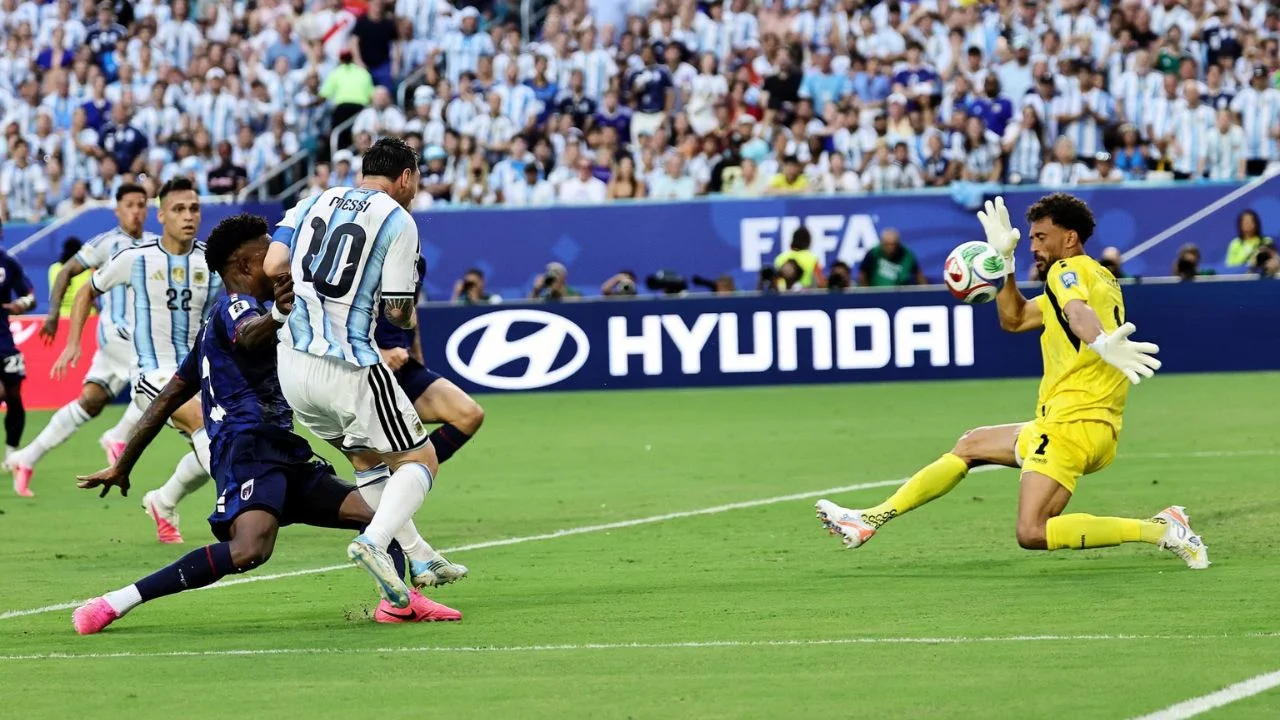 Así fue el gol de Lionel Messi a Vozinha en el partido de 16avos de final del Mundial Imagen de Así fue el gol de Lionel Messi a Vozinha en el partido de 16avos de final del Mundial