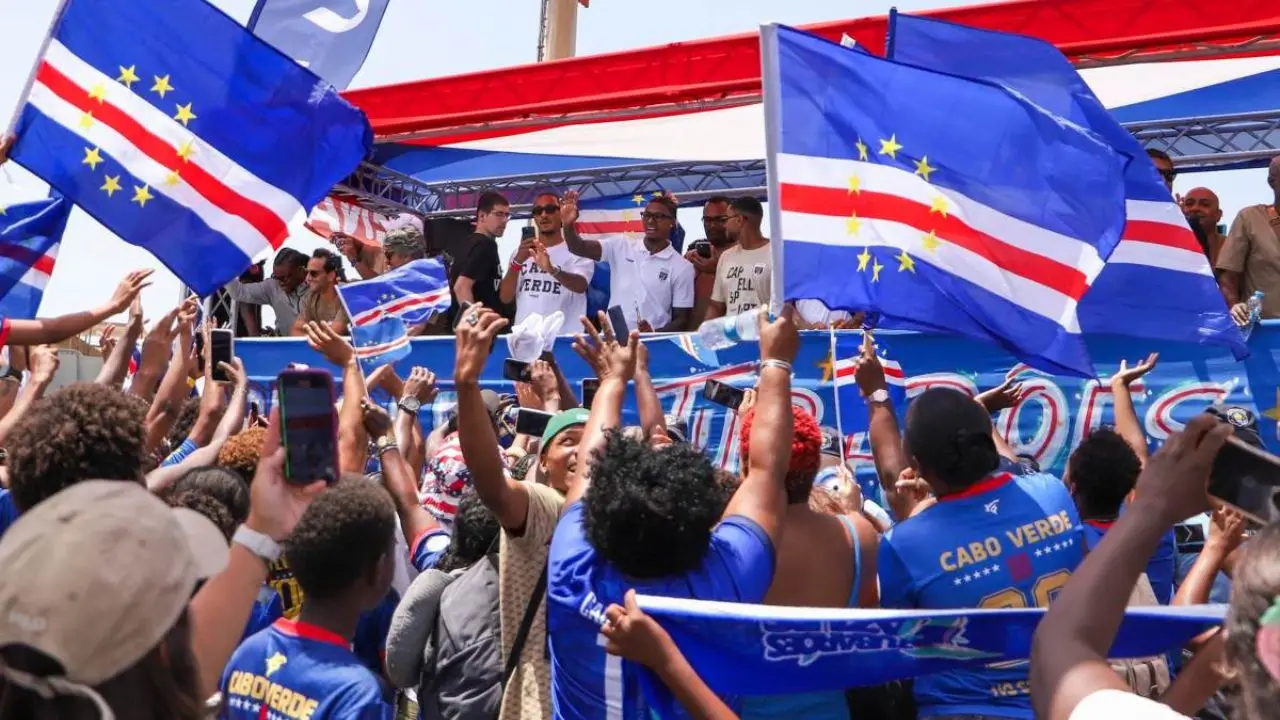 Miles de aficionados reciben a Cabo Verde tras su histórica Copa del Mundo Imagen de Miles de aficionados reciben a Cabo Verde tras su histórica Copa del Mundo