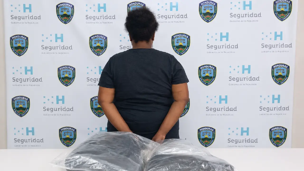 Hondureña intentaba huir con bebé de cinco meses escondido en una maleta Imagen de Hondureña intentaba huir con bebé de cinco meses escondido en una maleta