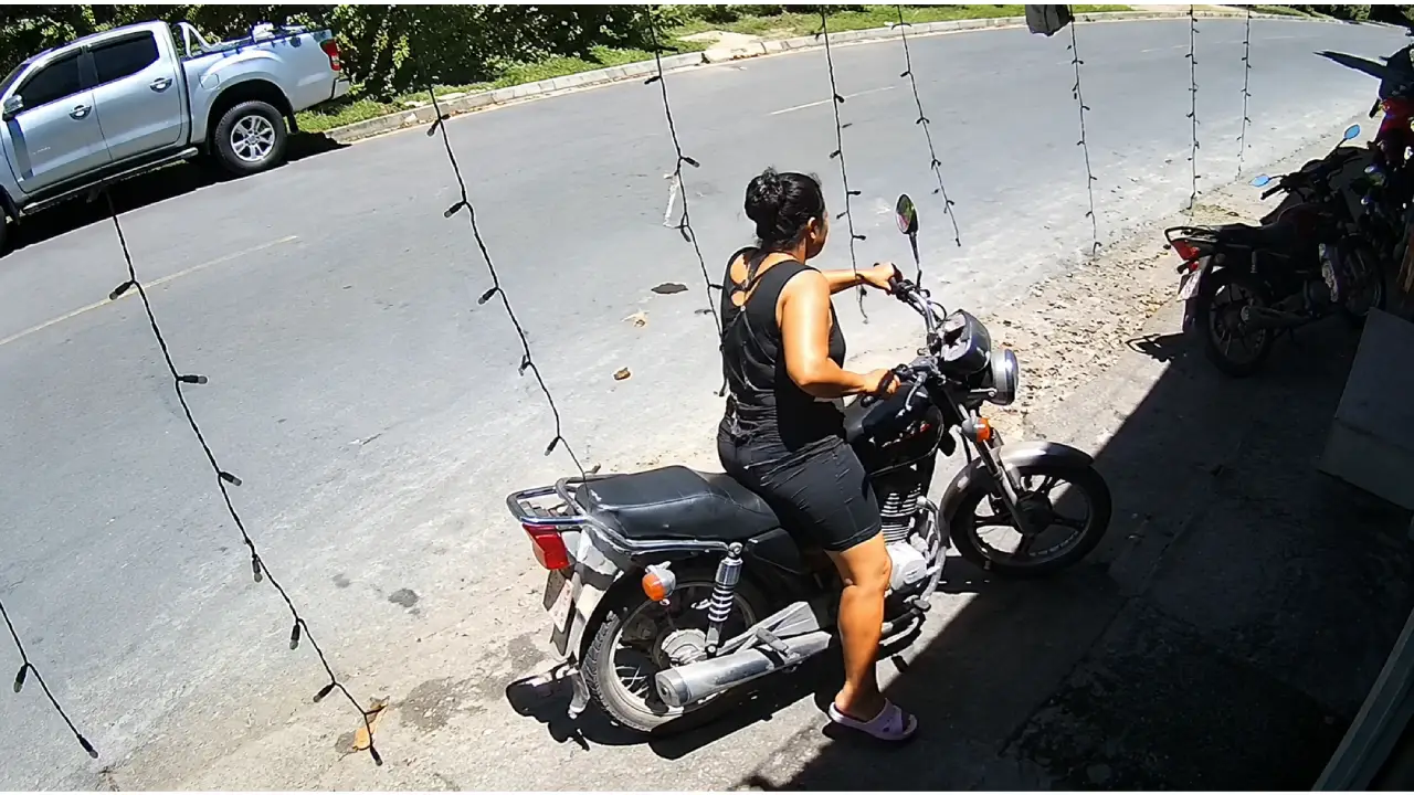 Imagen de Imágenes sensibles: Mujer es atropellada por carro mientras estacionaba su moto