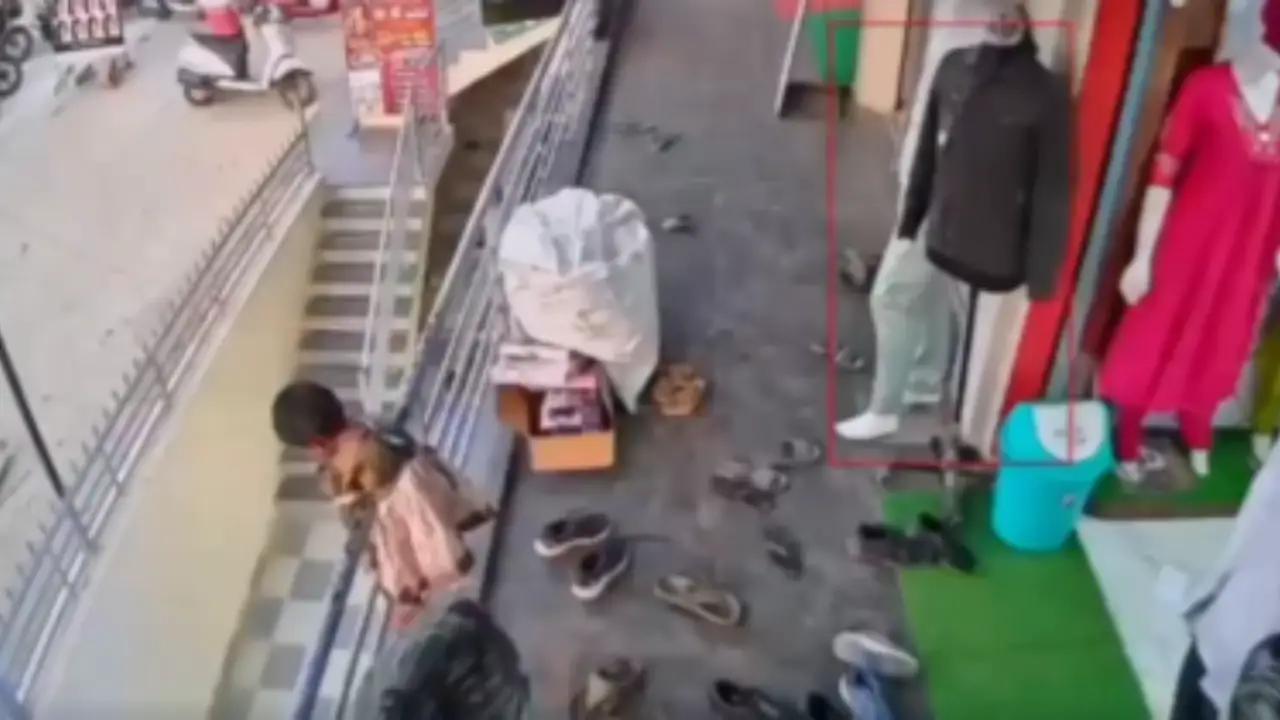 Imágenes fuertes: Niño sufre brutal caída en tienda mientras sus padres compraban Imagen de Imágenes fuertes: Niño sufre brutal caída en tienda mientras sus padres compraban