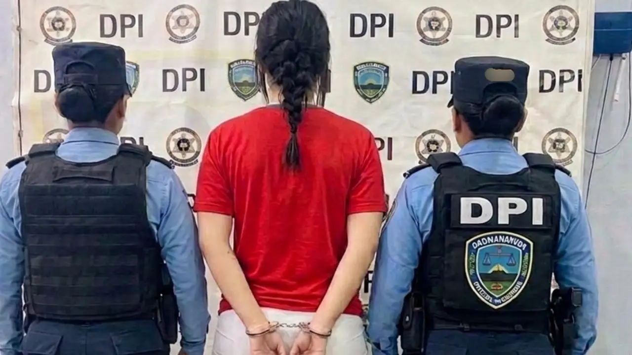 Imagen de 'Yo le pago la multa': hondureña detenida roba suspiros por su belleza
