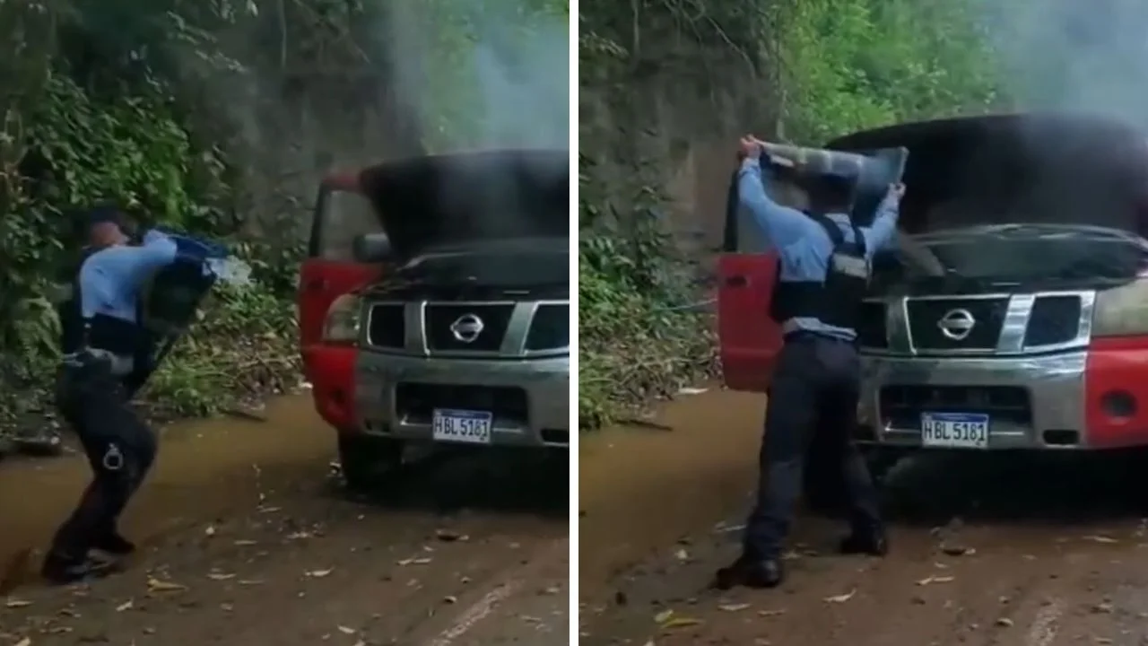 ¡A puros conos! Policía y ciudadano apagan el fuego de un vehículo Imagen de ¡A puros conos! Policía y ciudadano apagan el fuego de un vehículo