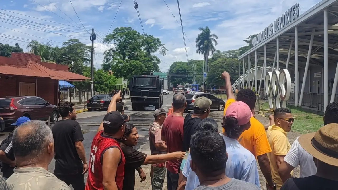 Imagen de Tensión en El Progreso por protesta contra tasa vial; ciudadanos cercan al alcalde