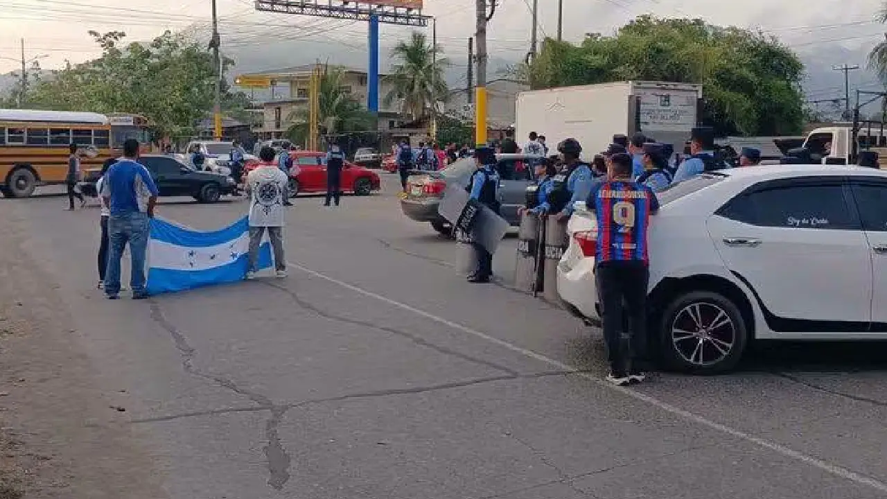 Con gas lacrimógeno desalojan protestas en Yoro por alza del 300% en tasa vehicular