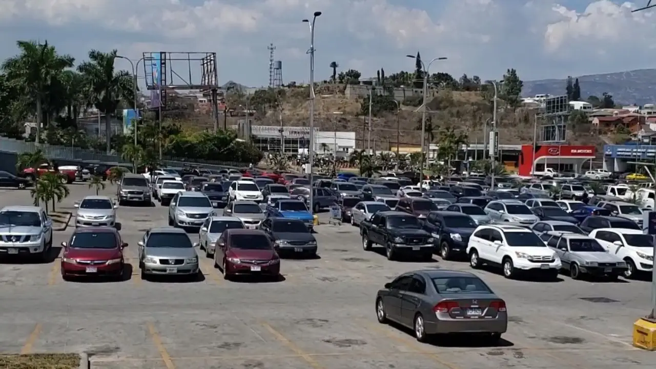 Imagen de ¿Quién responde si dañan tu carro en un centro comercial? Esto dice la ley
