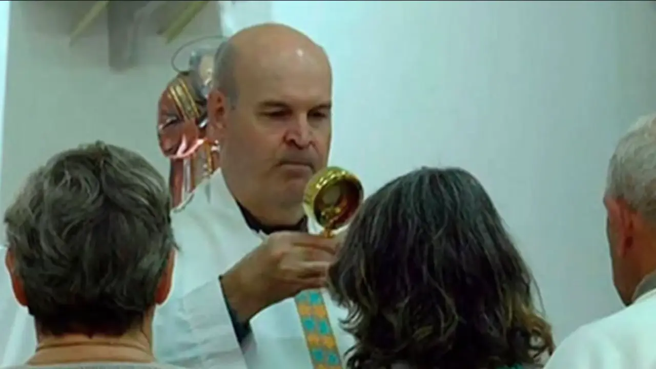 Sacerdote instala corriente eléctrica en portón de su casa y hiere a un niño Imagen de Sacerdote instala corriente eléctrica en portón de su casa y hiere a un niño