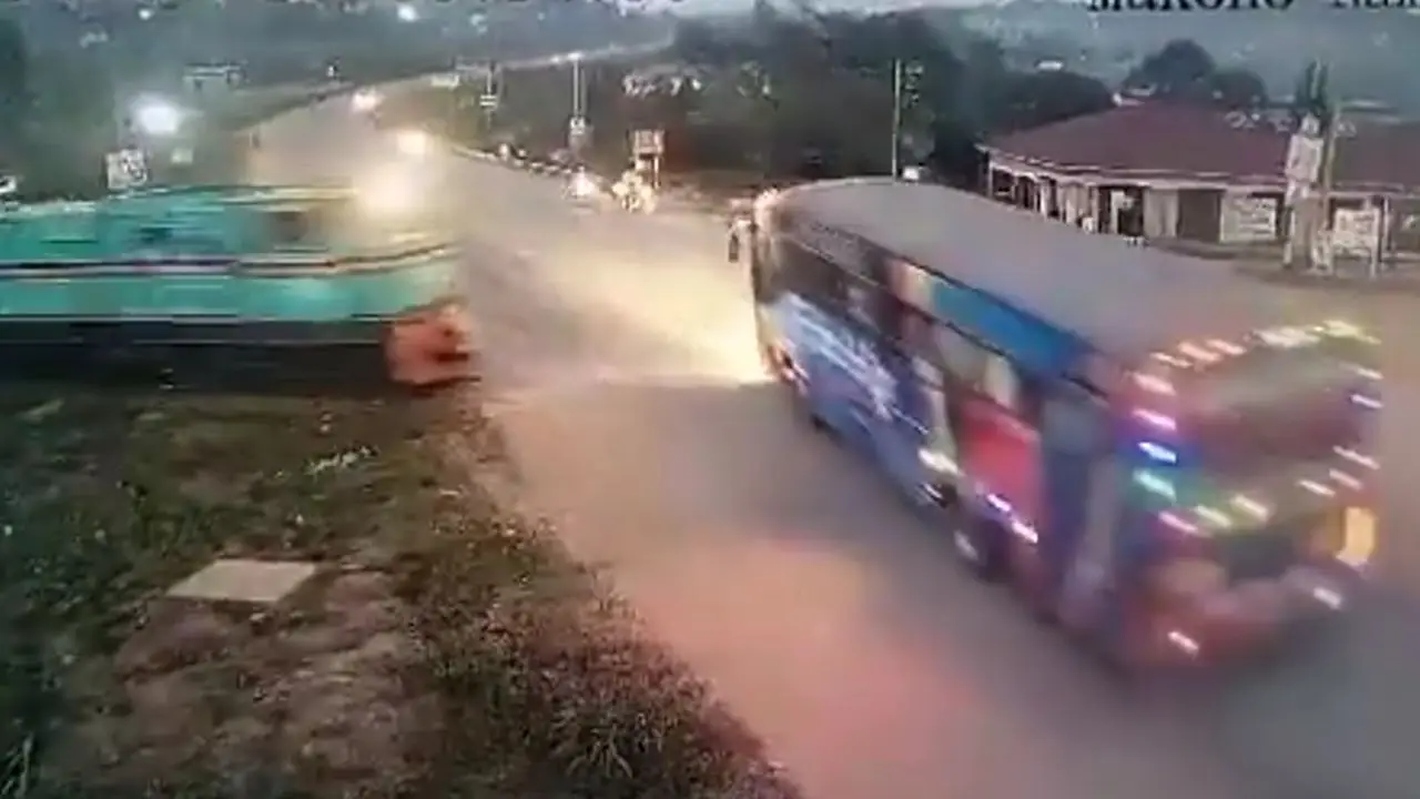 Video: Tren embiste a bus escolar y mata a 21 estudiantes Imagen de Video: Tren embiste a bus escolar y mata a 21 estudiantes