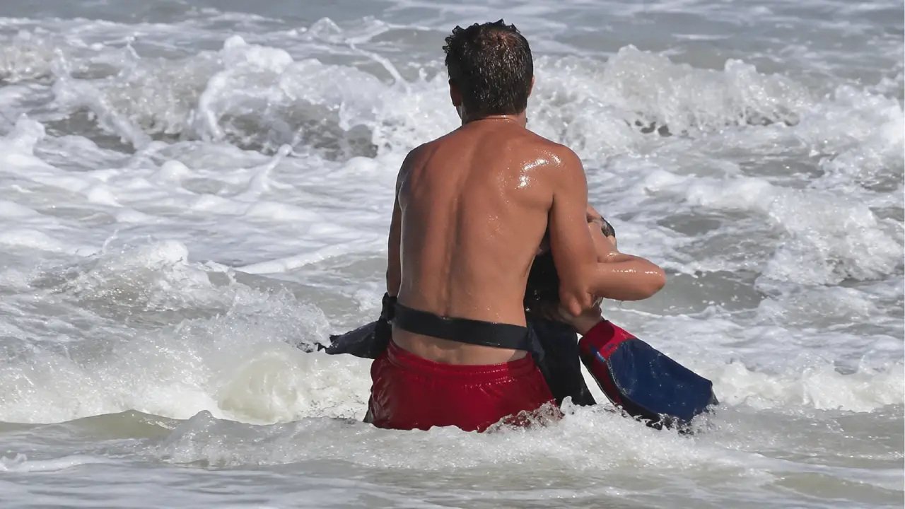 Imagen de Video muestra dramático rescate de niño que fue arrastrado por el fuerte oleaje