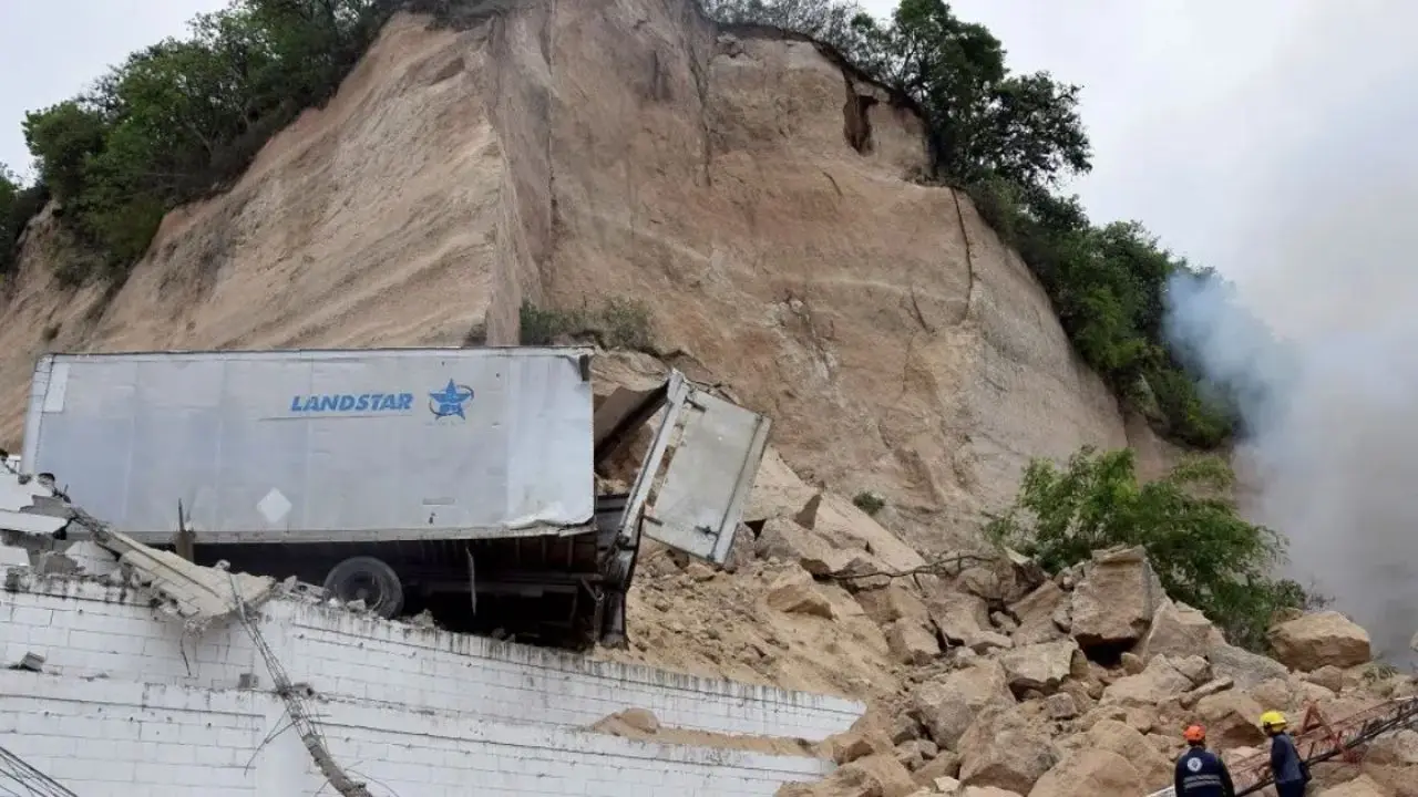 Zona de riesgo: AMDC revela detalles del derrumbe en el Anillo Periférico Imagen de Zona de riesgo: AMDC revela detalles del derrumbe en el Anillo Periférico
